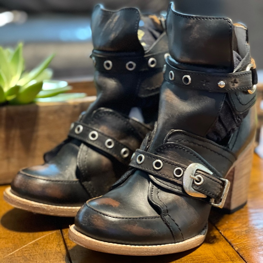 FREEBIRD SONOMA BOOTIE NWOT